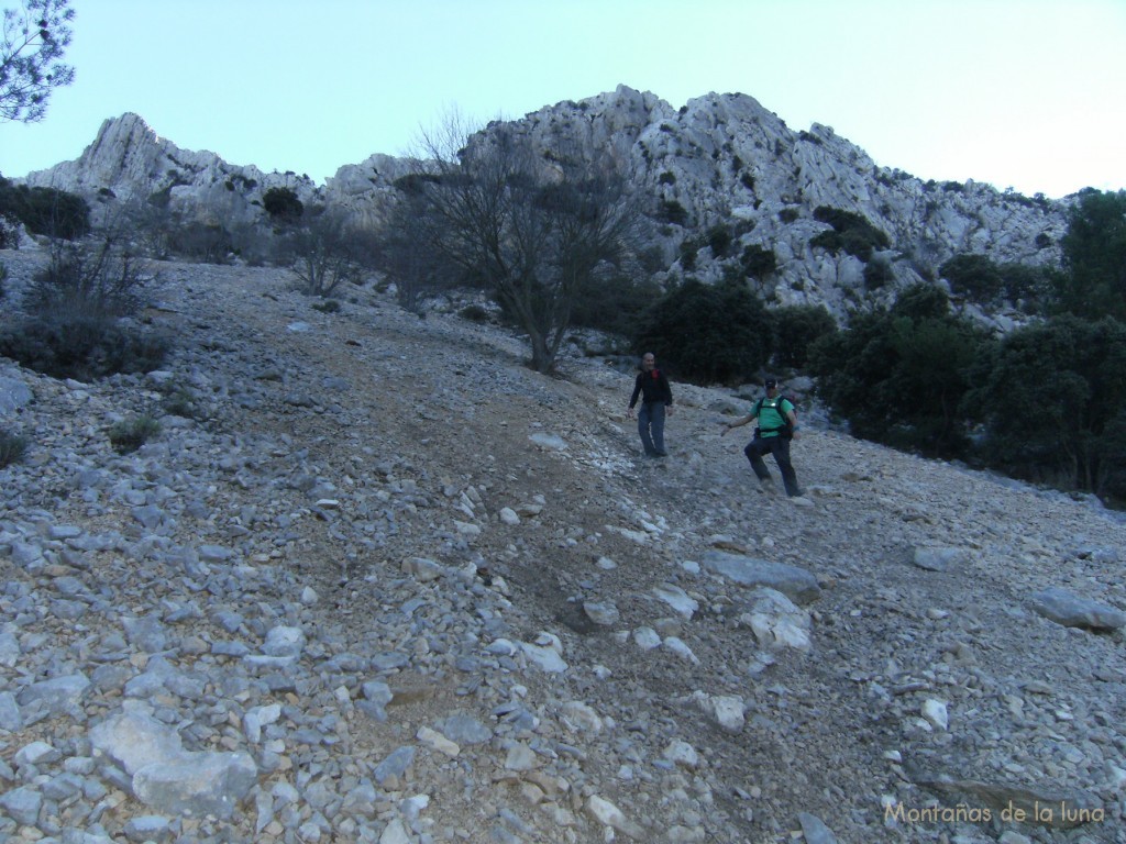 Vicente y José bajando por los canchales, pedregales norte